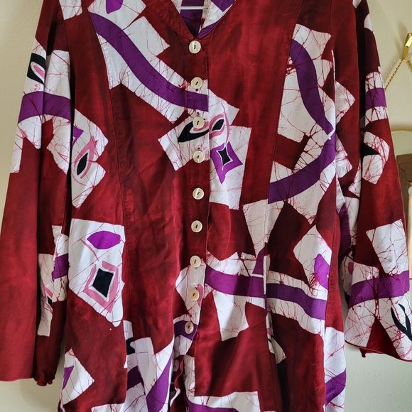 Stylish Women's Red and Purple Button-Up Top - Picture 3 of 13